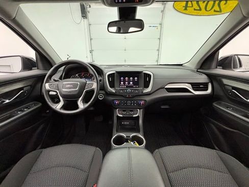 Used 2024 GMC Terrain SLE w/ Driver Convenience Package image 3