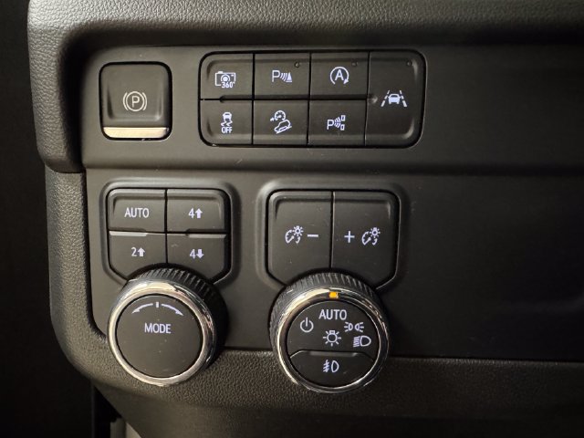 Used 2025 Chevrolet Suburban Z71 AWD/4WD image 10