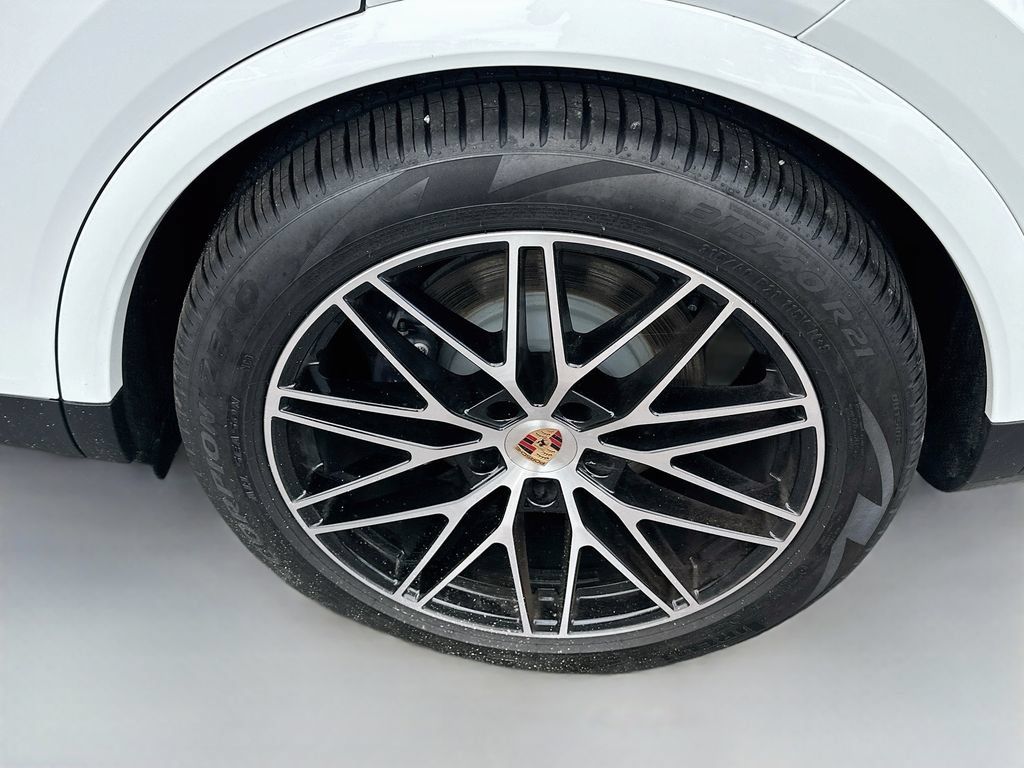 Certified 2025 Porsche Cayenne AWD/4WD image 34