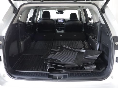 Used 2022 Toyota Highlander XLE AWD/4WD image 25