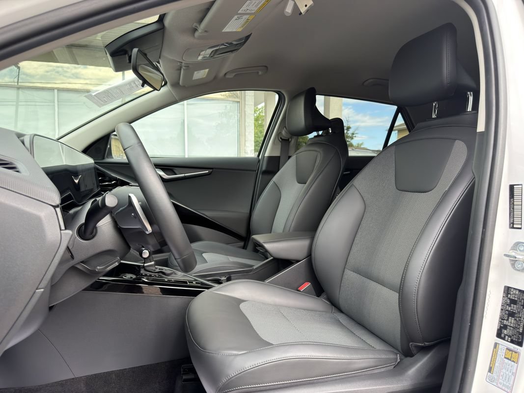 Used 2023 Kia Niro EX FWD image 17