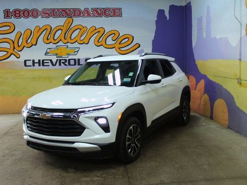 Used 2025 Chevrolet TrailBlazer LT w/ Convenience Package image 2