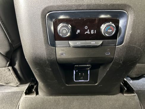 Used 2025 Chevrolet Suburban LT AWD/4WD image 18