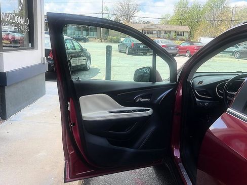 Used 2020 Buick Encore Preferred image 24