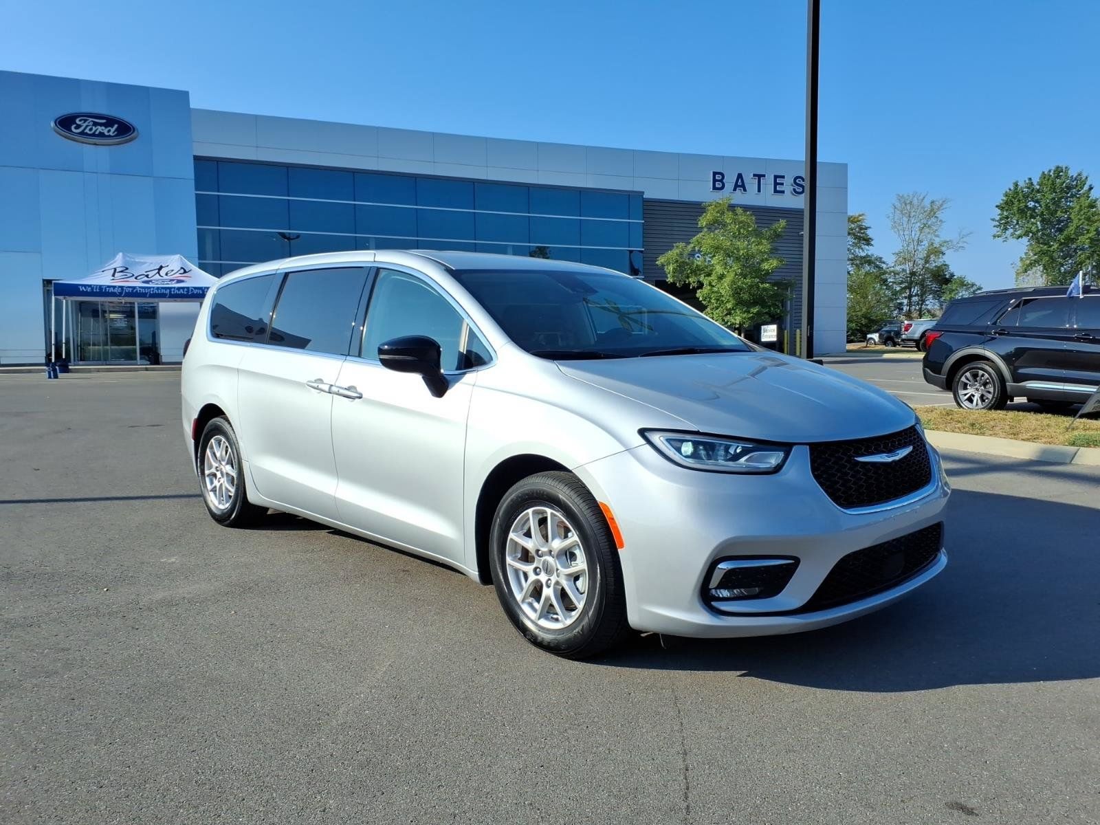 Used 2024 Chrysler Pacifica Touring-L FWD image 1