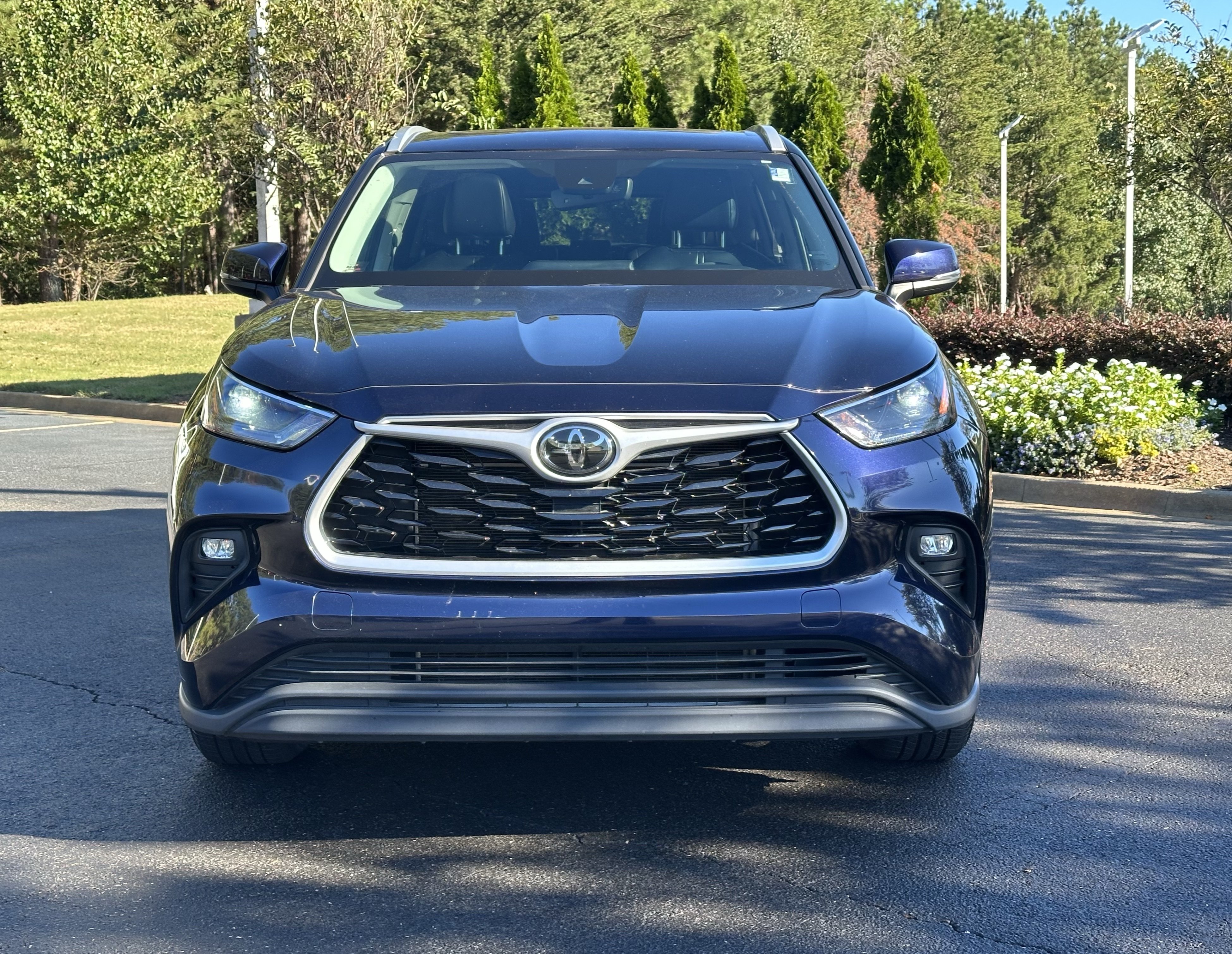 Used 2022 Toyota Highlander XLE FWD image 3