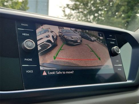 Certified 2022 Volkswagen Taos SE w/ Panoramic Sunroof Package image 19