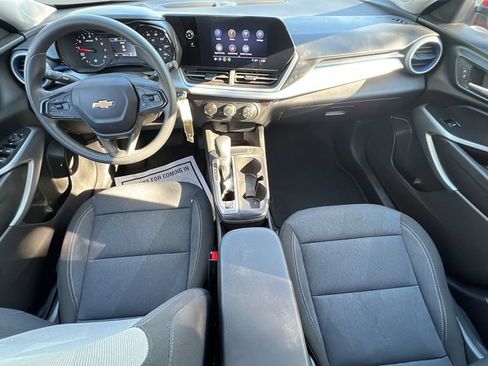 Used 2024 Chevrolet Trax LS w/ LS Convenience Package FWD image 11