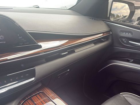 Used 2022 Cadillac Escalade ESV Premium Luxury AWD/4WD image 18