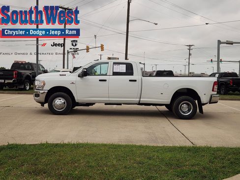 Used 2024 RAM 3500 Tradesman w/ Chrome Appearance Group image 3