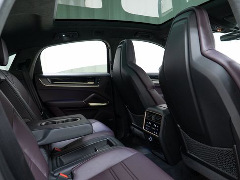 Certified 2024 Porsche Cayenne Coupe AWD/4WD image 29