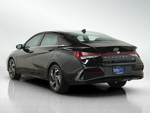 Certified 2025 Hyundai Elantra Limited FWD image 3