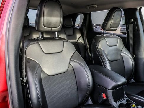 Used 2019 Jeep Cherokee Latitude Plus AWD/4WD image 14