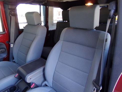 Used 2007 Jeep Wrangler Unlimited Sahara w/ Dual Top Group image 17