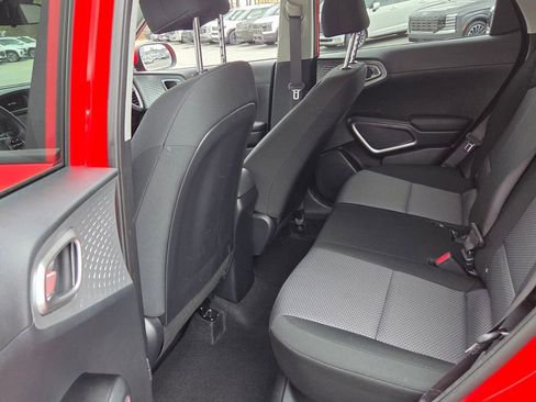 Used 2025 Kia Soul LX w/ LX Technology Package FWD image 7