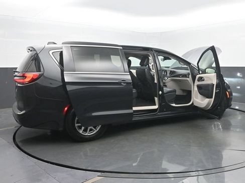 Used 2023 Chrysler Pacifica Touring-L FWD image 55