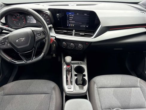 Used 2025 Chevrolet Trax RS FWD image 17
