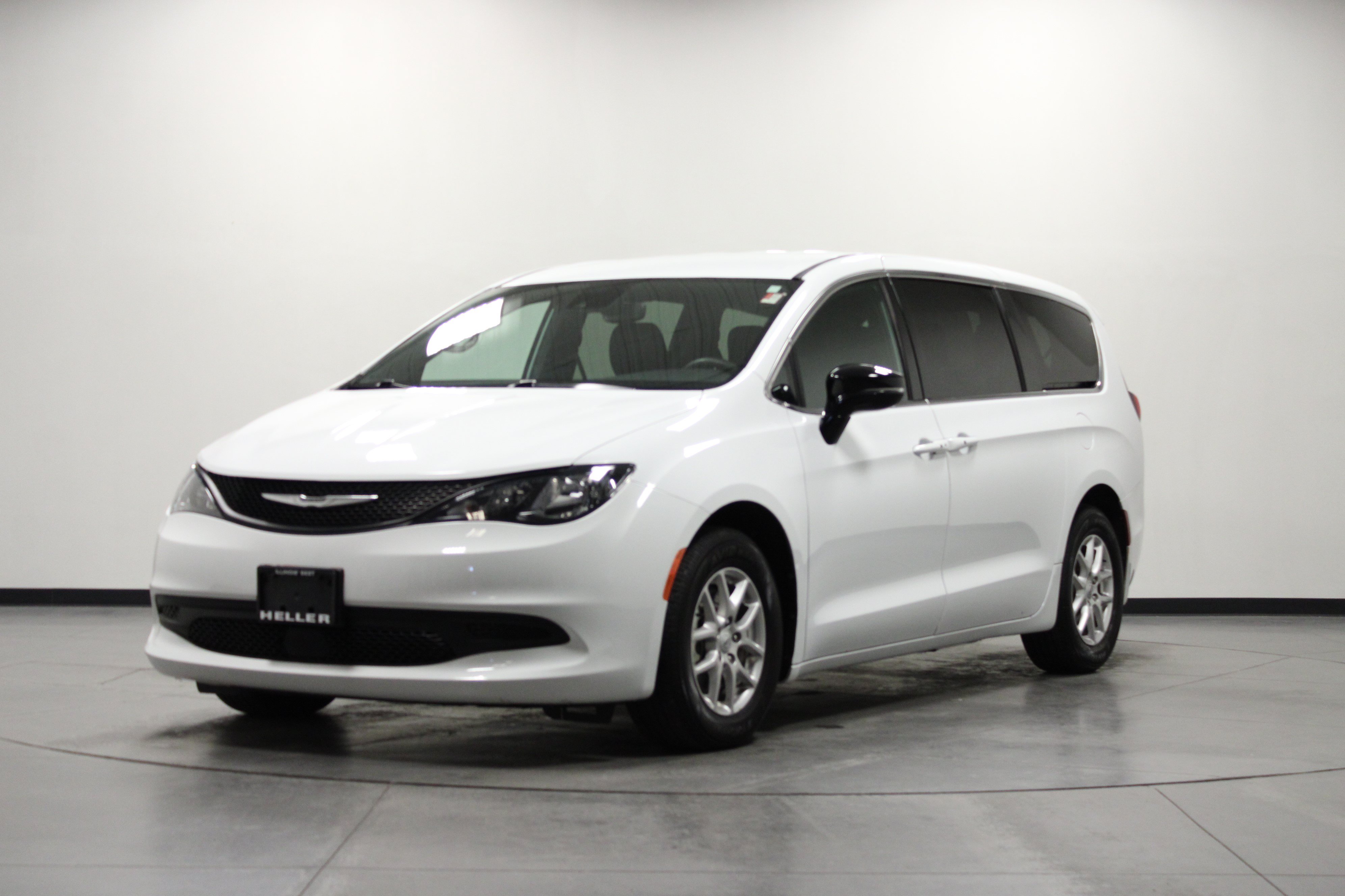 Used 2025 Chrysler Voyager LX FWD image 8