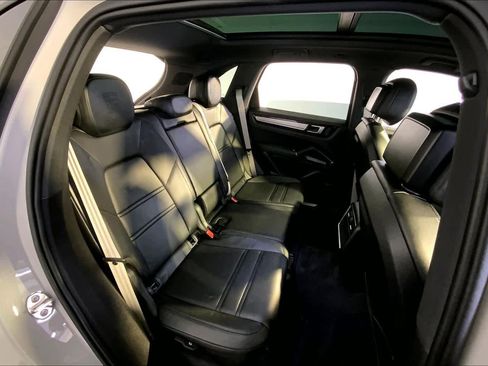 Used 2022 Porsche Cayenne Platinum Edition image 23