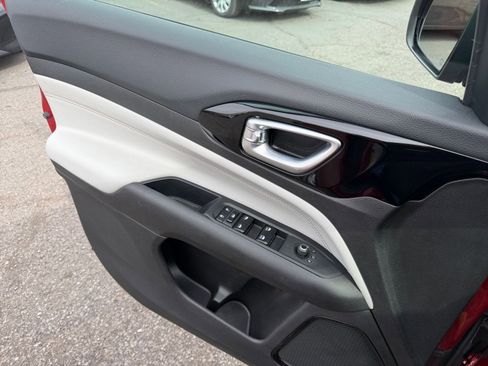 Used 2025 Jeep Compass Limited image 18