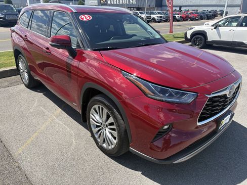 Used 2023 Toyota Highlander Platinum AWD/4WD image 2