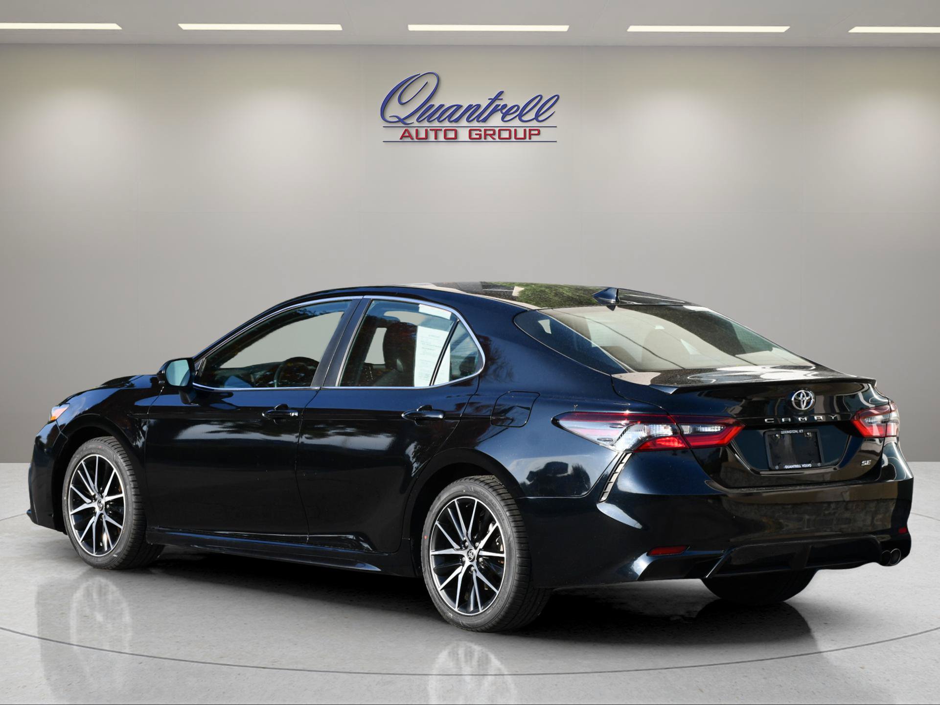 Used 2021 Toyota Camry SE FWD image 6