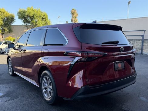 Used 2022 Toyota Sienna XLE FWD image 9