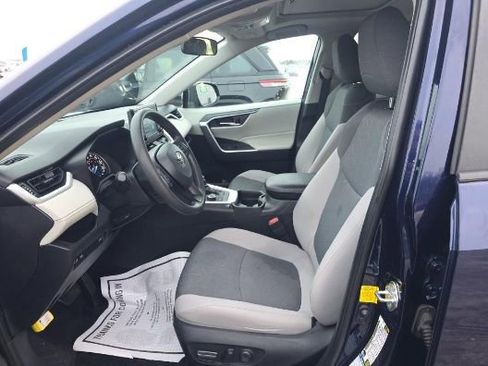 Used 2020 Toyota RAV4 XLE w/ Convenience Package image 4
