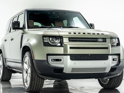 Used 2024 Land Rover Defender 110 SE image 3