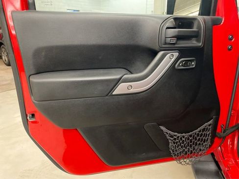 Used 2014 Jeep Wrangler Unlimited Sahara image 21