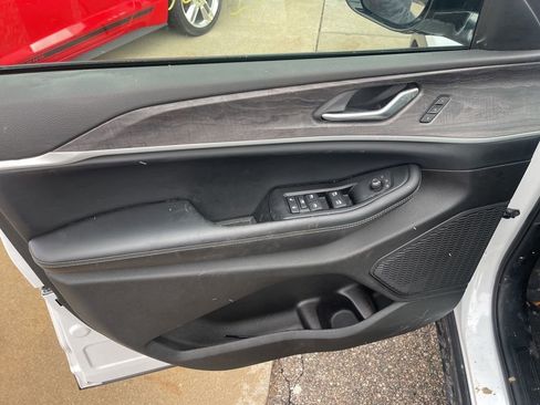 Used 2024 Jeep Grand Cherokee Limited image 21