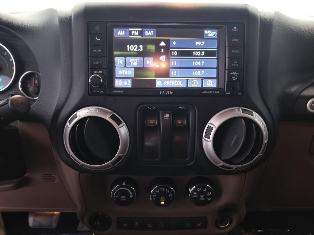 Used 2015 Jeep Wrangler Sahara w/ Connectivity Group AWD/4WD image 15