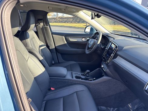 Used 2025 Volvo XC40 B5 Core image 25