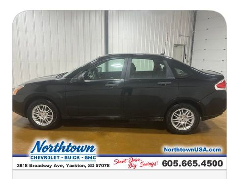 Used 2011 Ford Focus SE FWD image 2