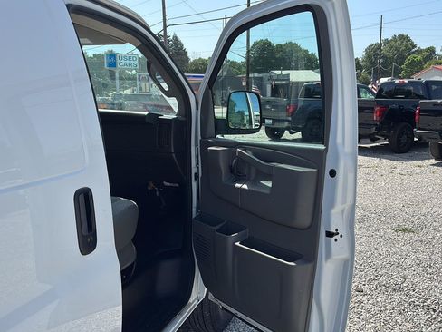 Used 2021 Chevrolet Express 2500 w/ Driver Convenience Package RWD image 18