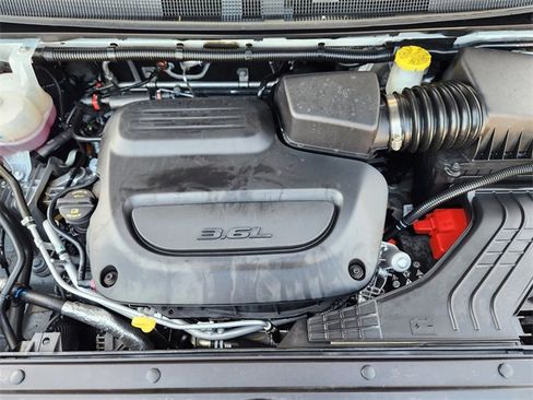 Used 2024 Chrysler Pacifica Touring-L image 31