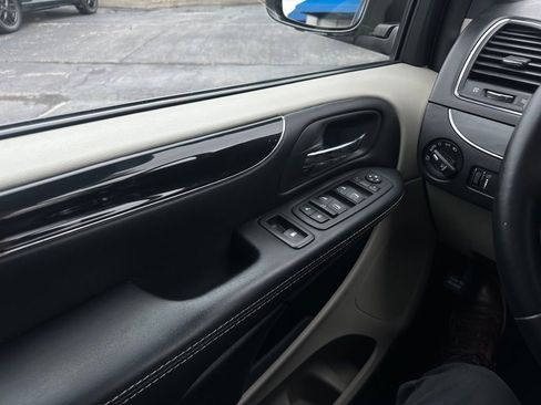 Used 2019 Dodge Grand Caravan SXT FWD image 19