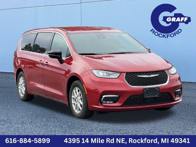 Used 2025 Chrysler Pacifica Select FWD image 1