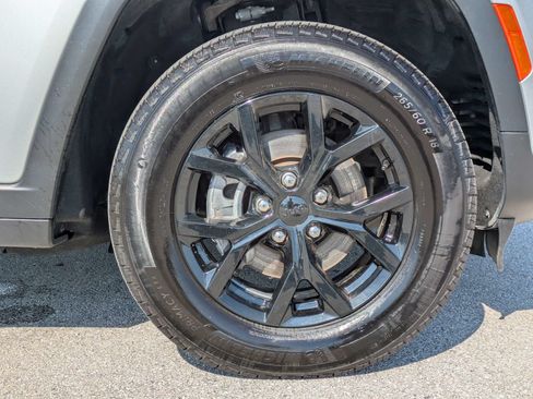 Used 2025 Jeep Grand Cherokee Altitude AWD/4WD image 11