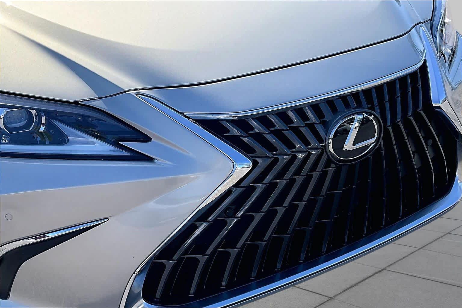 Certified 2023 Lexus ES 300h w/ Premium Package FWD image 28