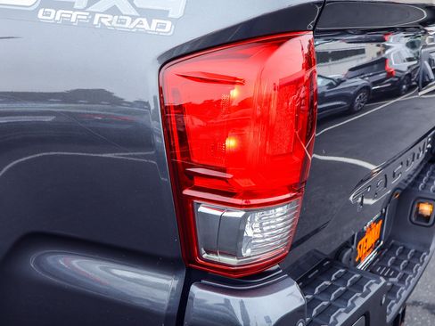 Used 2017 Toyota Tacoma TRD Off-Road w/ Premium & Technology Package AWD/4WD image 25