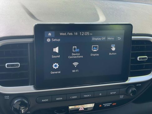 Certified 2025 Hyundai Venue SE image 13