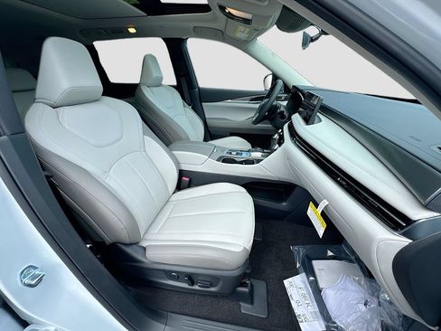 Used 2027 INFINITI QX60 Pure w/ Cargo Package FWD image 31