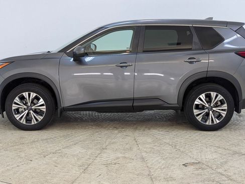 Used 2022 Nissan Rogue SV image 2