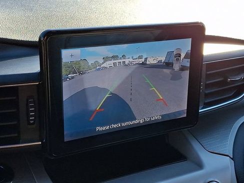 Used 2023 Ford Explorer XLT w/ Equipment Group 202A AWD/4WD image 4