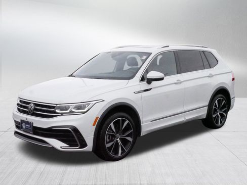Certified 2024 Volkswagen Tiguan SEL R-Line image 3