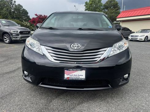Used 2017 Toyota Sienna XLE Premium FWD image 2