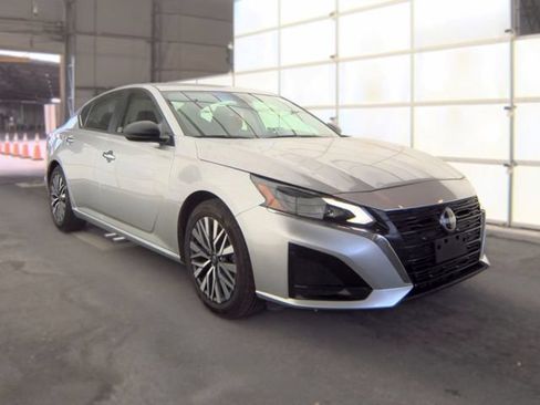 Used 2024 Nissan Altima 2.5 SV FWD image 2