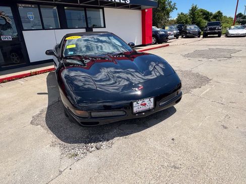 Used 2001 Chevrolet Corvette Convertible RWD image 2