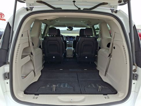 Used 2024 Chrysler Pacifica Touring-L image 31